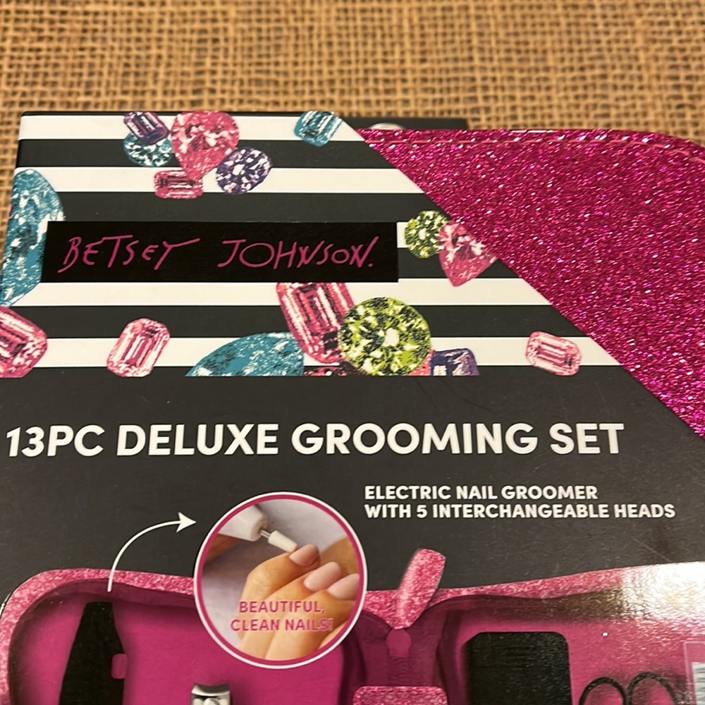 Betsey Johnson Glitter Pink Grooming Set - Picture 2 of 3